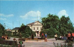 Fontanna na rynku w Górze Kalwarii - zdjęcie archiwalne.
