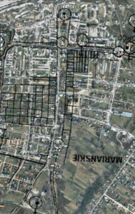 Zarys rekonstrukcji założenia kalwaryjskiego nałożony na zdjęcie satelitarne Góry Kalwarii